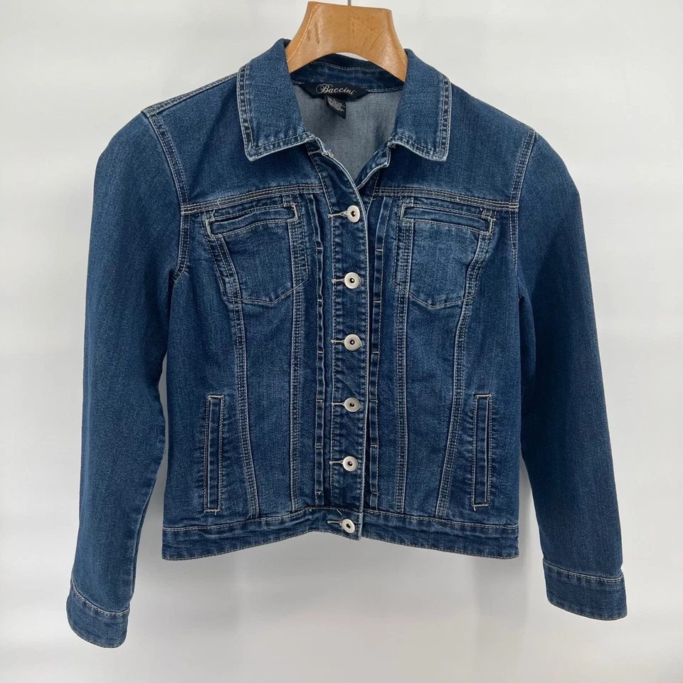 Chaqueta de mezclilla azul para mujer Baccini talla grande calce clásico botón delantero Foto 2 de 4