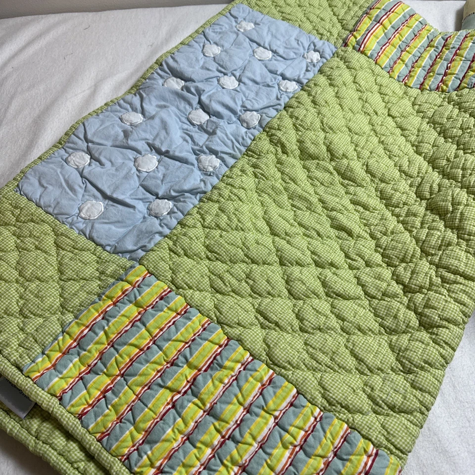 Edredón de cuna de bebé Land Of Nod verde a rayas de guinga lunares unisex retazos Foto 2 de 4