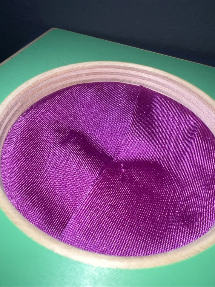 Caja de pañuelos Lovevery Magic y 4 pañuelos; Kit Montessori de juego sensorial; 6-12 meses Foto 2 de 4