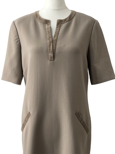 Elegant and timeless Ralph Lauren Black Label dress in a flattering fitted silho - Picture 2 of 20