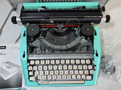 Royal Classic Manual Typewriter Mint Green Teal Collectible Ribbon MINT 79101T - Picture 3 of 4