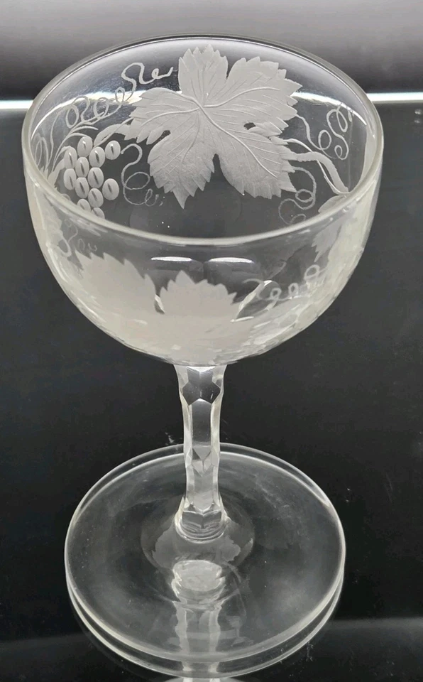 1 × Victorian Late Georgian  Port Glass Engraved Grape + Vine Facet Stem #6 - Image 3 of 4