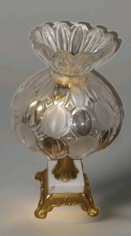 Lámpara tocador Regency vintage • Base de latón y mármol • Pantalla de vidrio floral esmerilado  Foto 4 de 4
