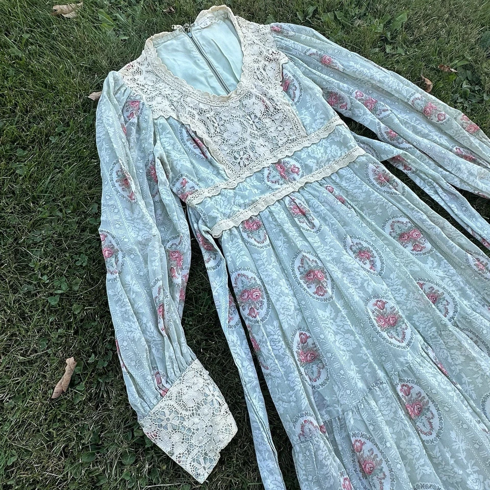 Maxi Vestido De Colección Años 70 Verde Pradera Encaje Babero Borde Casa Country Floral Talla S? Foto 4 de 4