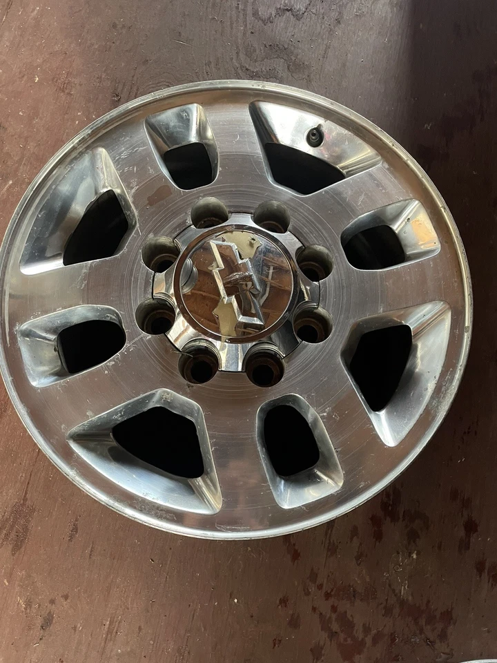 Заводское колесо из сплава 4 V-образные спицы яркое полированное для Chevy Silverado 2500 HD 11-17 - Изображение 2 из 2