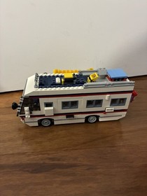 LEGO CREATOR 31052: Vacation Getaway Set  Great Condition Fantastic Gift