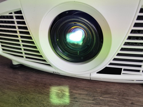 Mitsubishi WD3300U Projector - Picture 5 of 11
