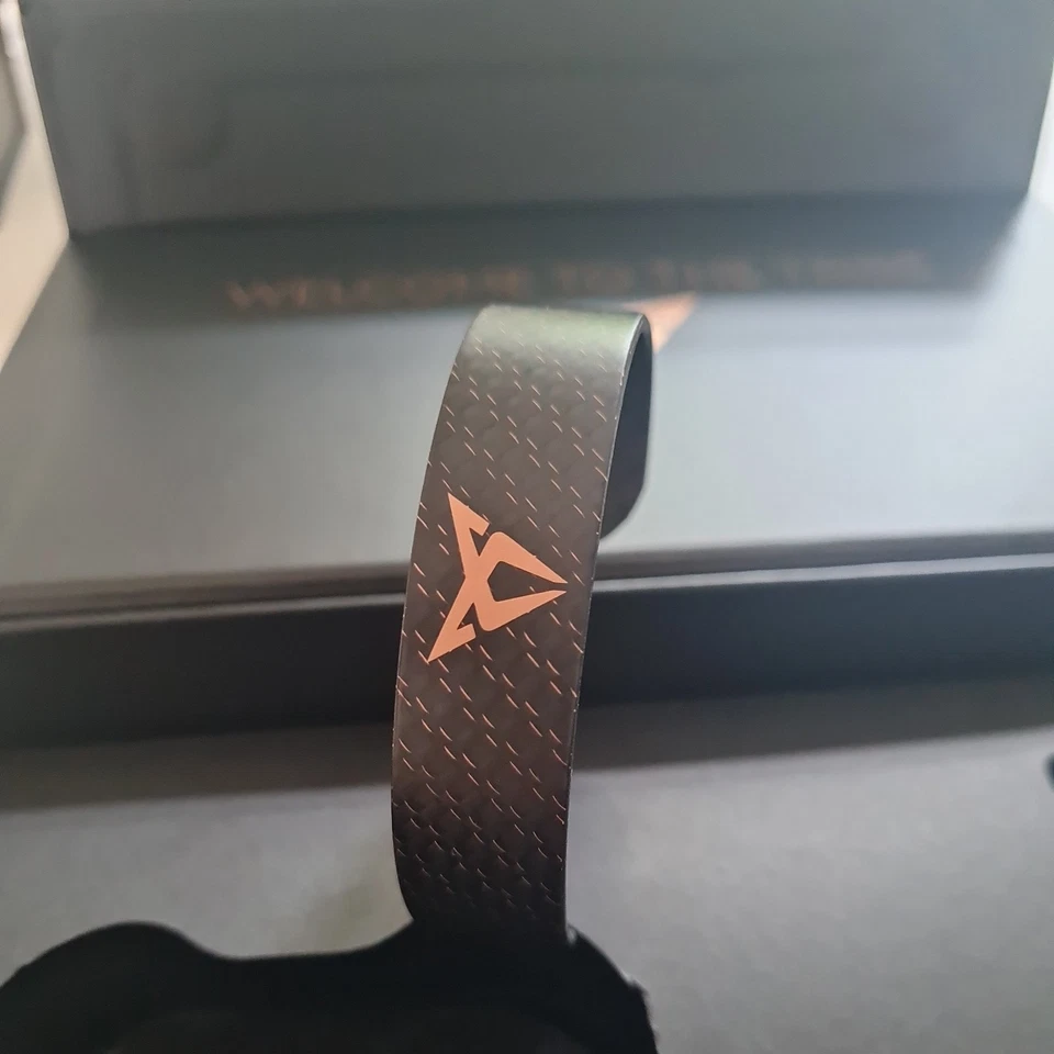 GENUINE CUPRA members gift box; CARBON FIBRE key fob cover &bracelet 5FF087013B - Image 2 of 4