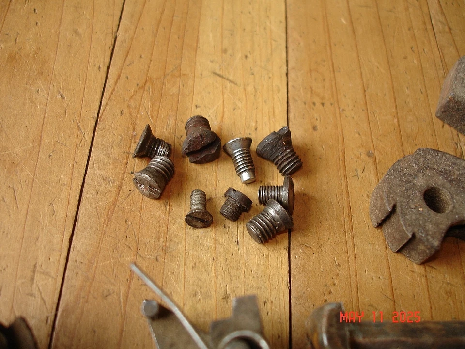 LOT ANTIQUE VINTAGE WINCHESTER? GUN RIFLE SAVAGE? PARTS PIECES TRIGGER SCREWS - Image 4 of 4