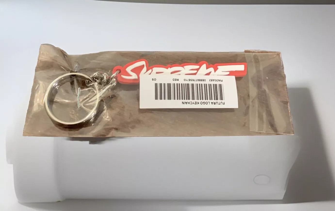 PORTE CLÉS LOGO FUTURA SUPRÊME ROUGE FW20 SEMAINE 3 (NEUF) (100% AUTHENTIQUE)