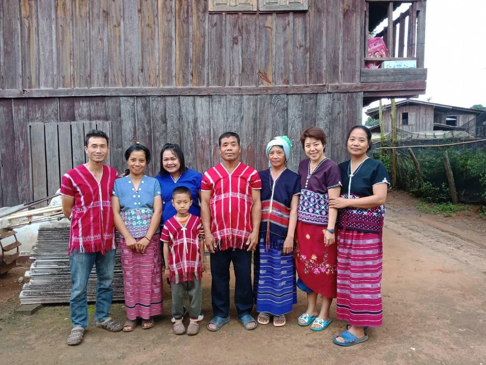 06 Camisas Tejido Artesanal Hechas a Mano Karen Tailandia MountainTribel Colores Naturales Foto 2 de 4