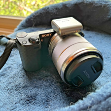 Sony Alpha NEX-5R 16.1MP Mirrorless Camera with 18-55mm Kit Lens Charger