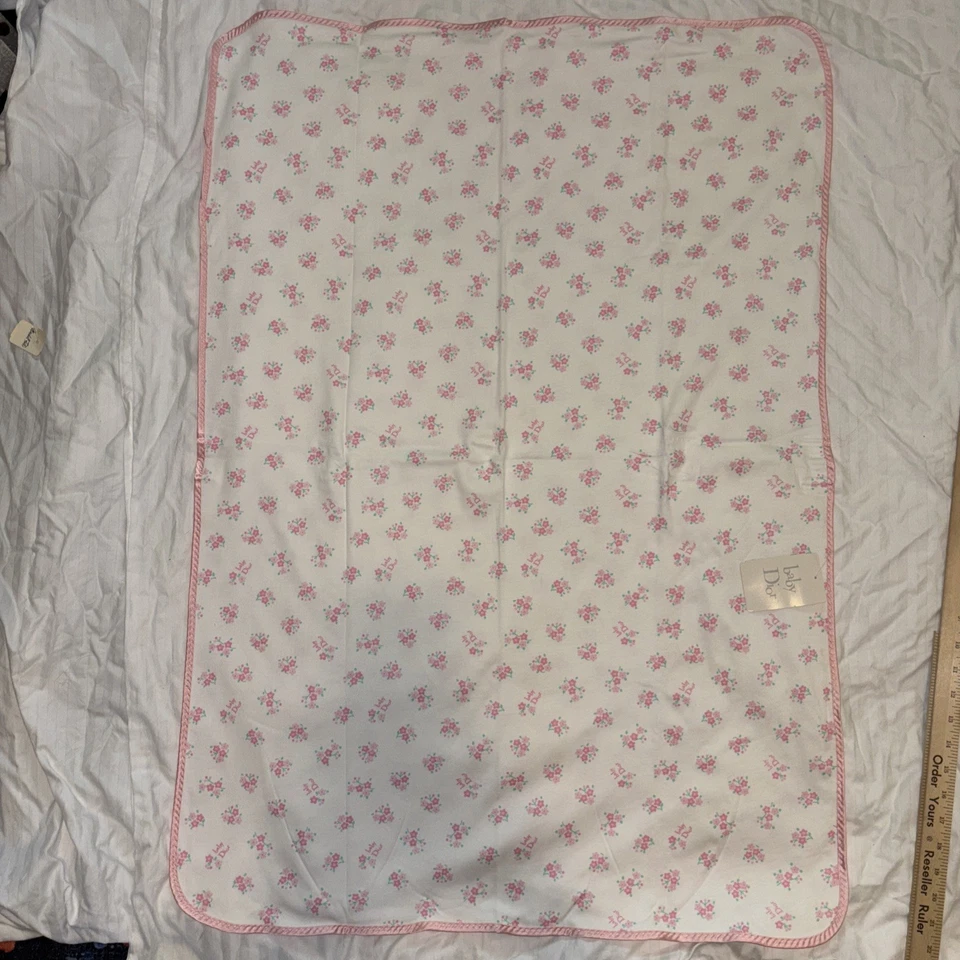 Винтажный Baby Dior розовый цветок логотип печать атласная отделка хлопковое одеяло 38 x 27 новый! - Изображение 2 из 4