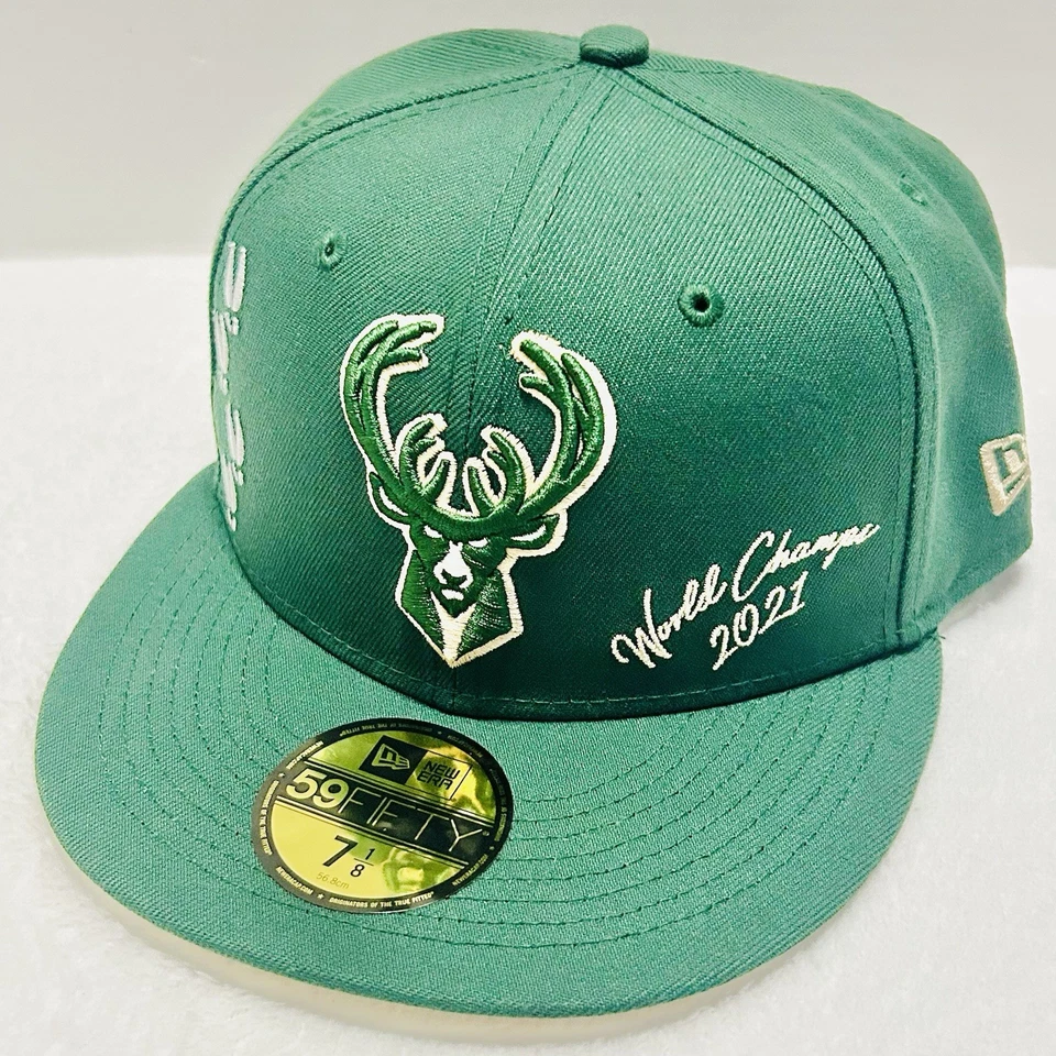 New Era Milwaukee Bucks Campeones del Mundo Parche 59FIFTY Gorra Ajustada 7 1/8 Verde Foto 3 de 4
