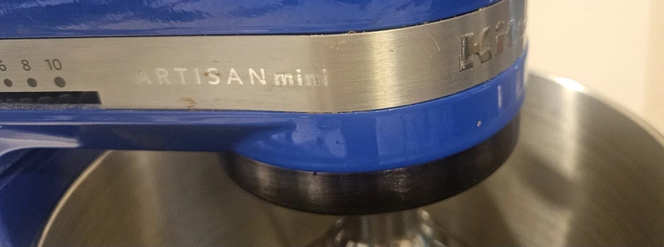 KitchenAid Artisan® Mini mezclador de cabezal inclinable de 3,5 cuartos KSM3311XTB azul crepúsculo Foto 4 de 4