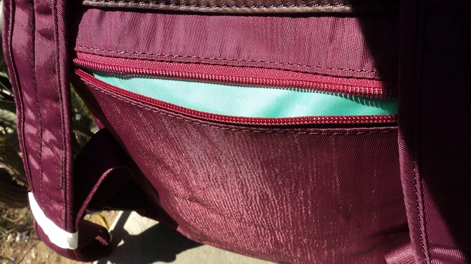 Mochila Osgoode Marley 8309 Raisin Cityscape Foto 4 de 4