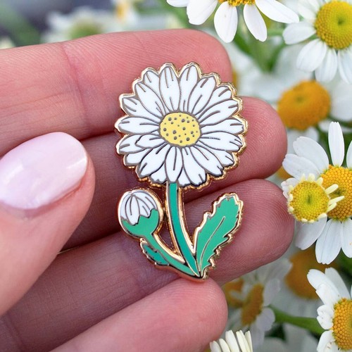 Daisy Enamel Pin - April Birth Flower - Nature Jewelry with a Gold Plated Base - Picture 2 of 5