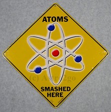ATOMS SMASHED HERE--Letrero de metal de cruces peatonales 12 X 12 ciencia física química