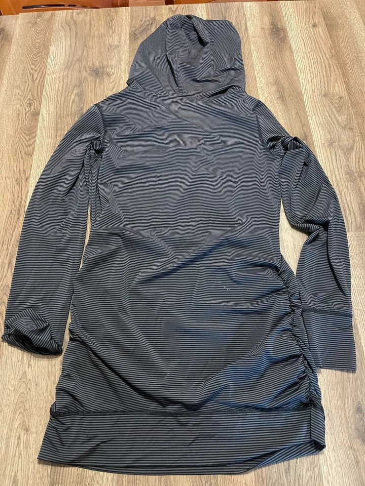 Vestido con Capucha Energy Zone, Para Mujer Talla Mediana, Negro Gris, Rayas, Manga Larga Foto 2 de 4