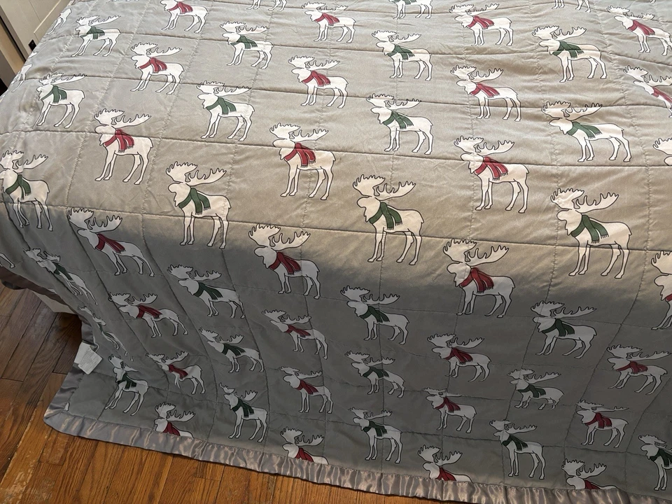 Edredón alternativo Elite Home Down patrón de alce gris talla 68” por 90” borde satinado Foto 4 de 4