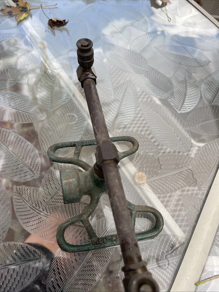 Antigo 1940s Ferro Fundido WD Allen Flecha Vermelha Gramado Jardim Grama Quintal Aspersor de Água - Imagem 3 de 4