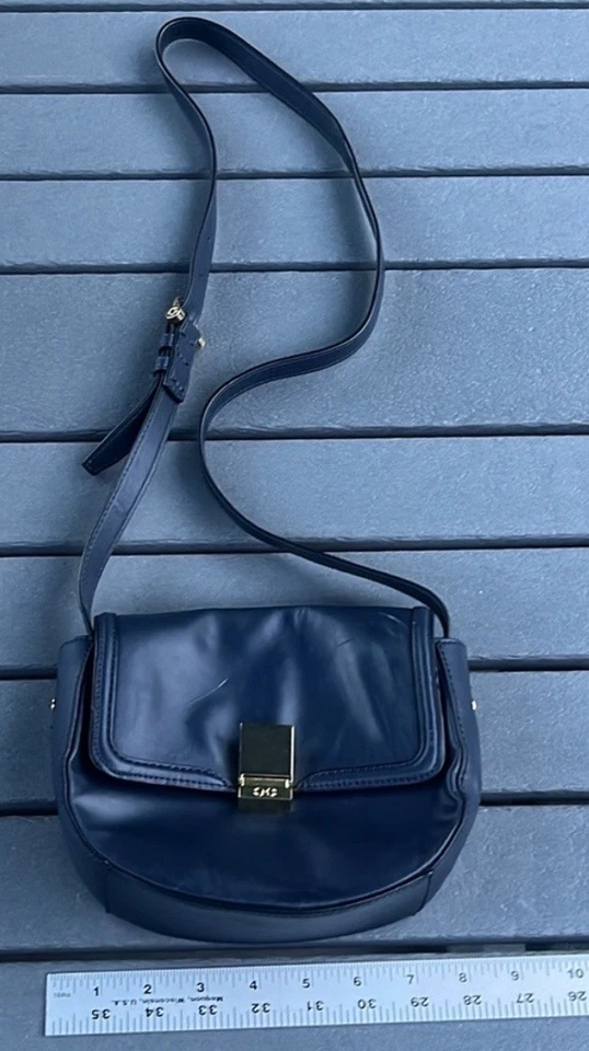 Bolsa tiracolo C Wonder; exterior de couro índigo, interior de algodão vermelho; 7,5x7 polegadas - Imagem 4 de 4