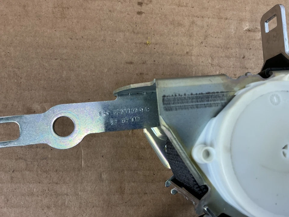 Оригинальный задний правый натяжитель ремня безопасности для BMW 535i xDrive F10 2011–2016 годов выпуска 33017492B - Изображение 2 из 4