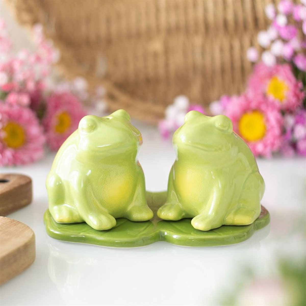 Green Ceramic Frog Lily Pad Salt and Pepper Shakers. Country Kitchen.