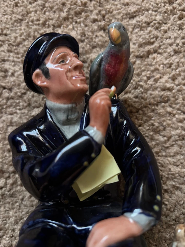 Figura Royal Doulton SHORE LEFT #HN 2254, Altura: 8", Emitida 1965 - 1979 Usada en Excelente Condición Foto 4 de 4