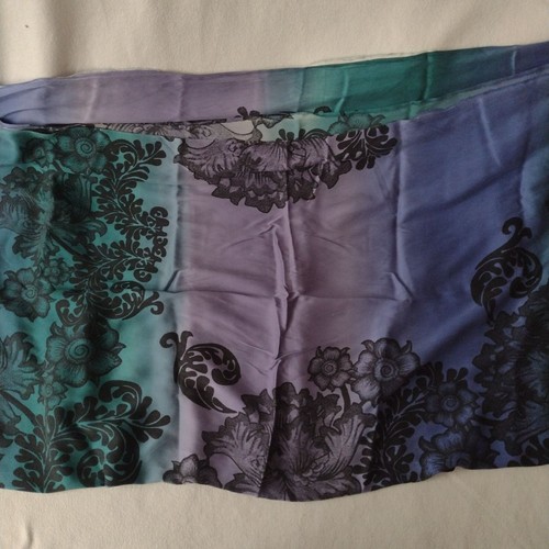 Tela de seda Ombre con estampado floral negro 48" W X 86" L tono joya azul verde azulado púrpura - Imagen 11 de 12