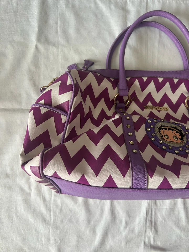 "Bolso de mano Betty Boop púrpura Chevron Weekender 22"" bolso de viaje con tachuelas"  Foto 2 de 4