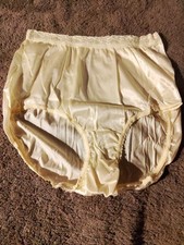 Size 5 vintage Hanes Her Way 100 Captiva nylon panties w/Lace Super Soft
