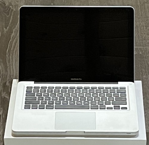 Echt leicht gebrauchtes Apple MacBook Pro Modell A1278 entsperrt zurückgesetzt silber Farbe