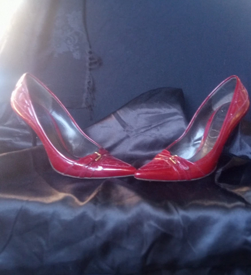 TACONES DE AGUJA BURBERRY / ITALIA TALLA 38 1/2 BORGOÑA ACOLCHADOS CHAROL **USADOS EN EXCELENTE ESTADO** Foto 2 de 4