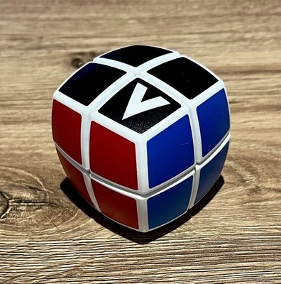 Rubik's Style 2x2 gepolsterter V-Würfel, der fertig und in fabelhaftem Zustand geliefert wird!