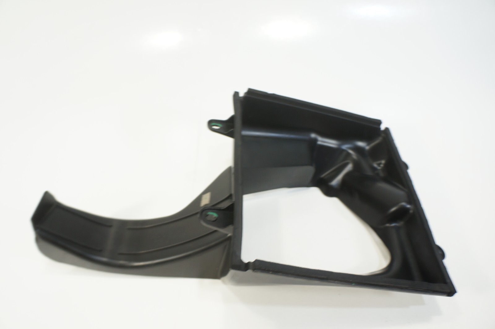 2014-2017 maserati ghibli front right intercooler duct shroud 670004139 OEM