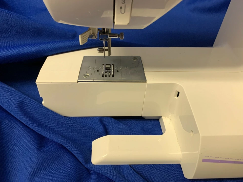 Singer Sewing Machine 6160 60-Stitch Computerized - Image 4 of 4