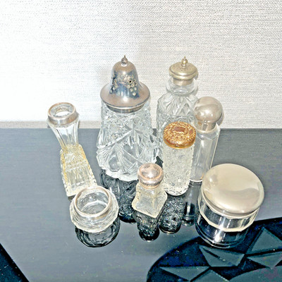 RESTPOSTEN, VON VERSCHIEDENEN ANTIKEN & VINTAGE GESCHLIFFENEN GLASARTIKELN MIT SILBEROBERTEILEN