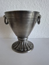 ein antiker Pokal aus Zinn