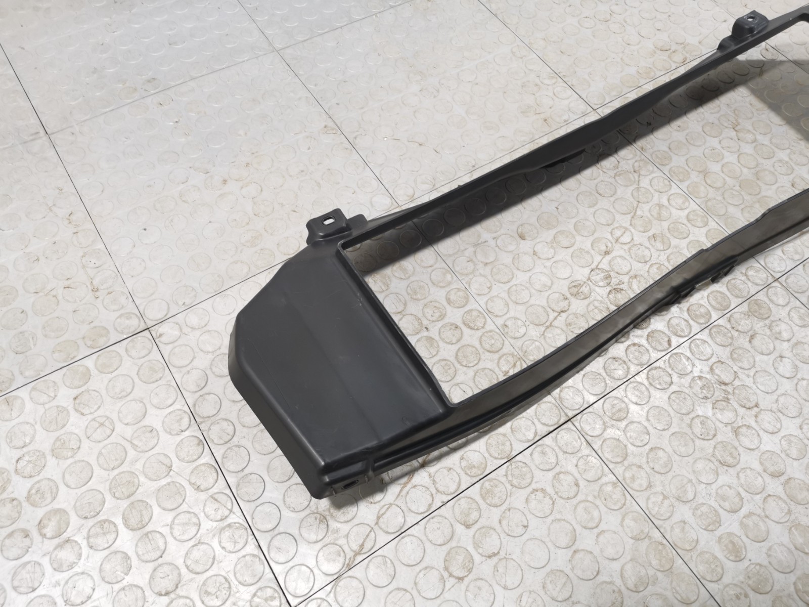 Maserati Levante 3.0 L AWD 2017 Front Center Radiator Air Guide Duct Panel OEM