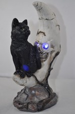 Fantasy Figur Schwarze Katze auf Sch&auml;delmond beleuchtet mit LED Esoterik Gothic