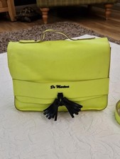 Borsa a tracolla Dr Martens in pelle giallo fluo con nappa #167