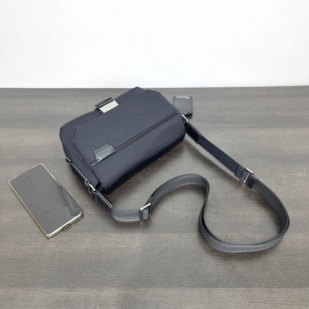 TUMI HARRISON Person Crossbody Bag Shoulder Bag Black Outlet TUMI HARRISON Person Crossbody Bag Shoulder Bag Black Outlet