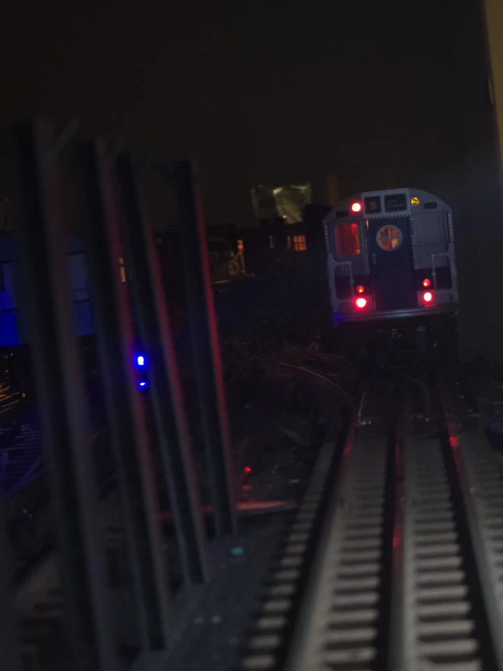 Mth Nycta Mta Subway R17 Grafitti Car With Red Led Lights Non Powered 5 Train - Image 3 of 4