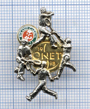 Pin's Arthus Bertrand ROLAND GARROS ONET 1998 players "The 4 Musketeers"