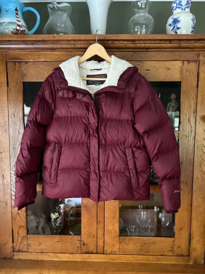 Abrigo acolchado Eddie Bauer Sherpa forro con capucha granate grande Foto 4 de 4