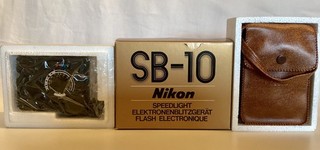 NIKON SB 10 SPEEDLIGHT FLASH IN ORIGINAL BOX MINT CONDITION APPEARS UNUSED