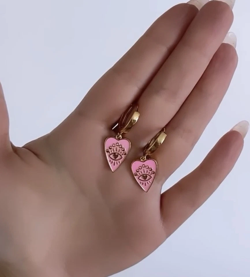 Pendientes de aro colgantes de corazón mal de ojo esmalte rosa relleno de oro amarillo Foto 4 de 4