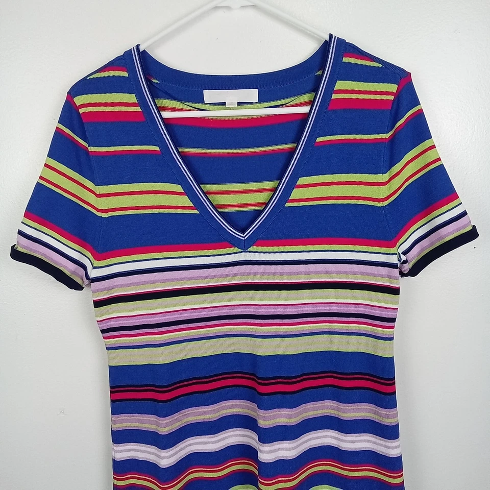 Vestido tejido Adyson Parker para mujer talla mediana multicolor a rayas cuello en V ajuste acampanado Foto 3 de 4