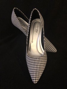 white pumps size 9